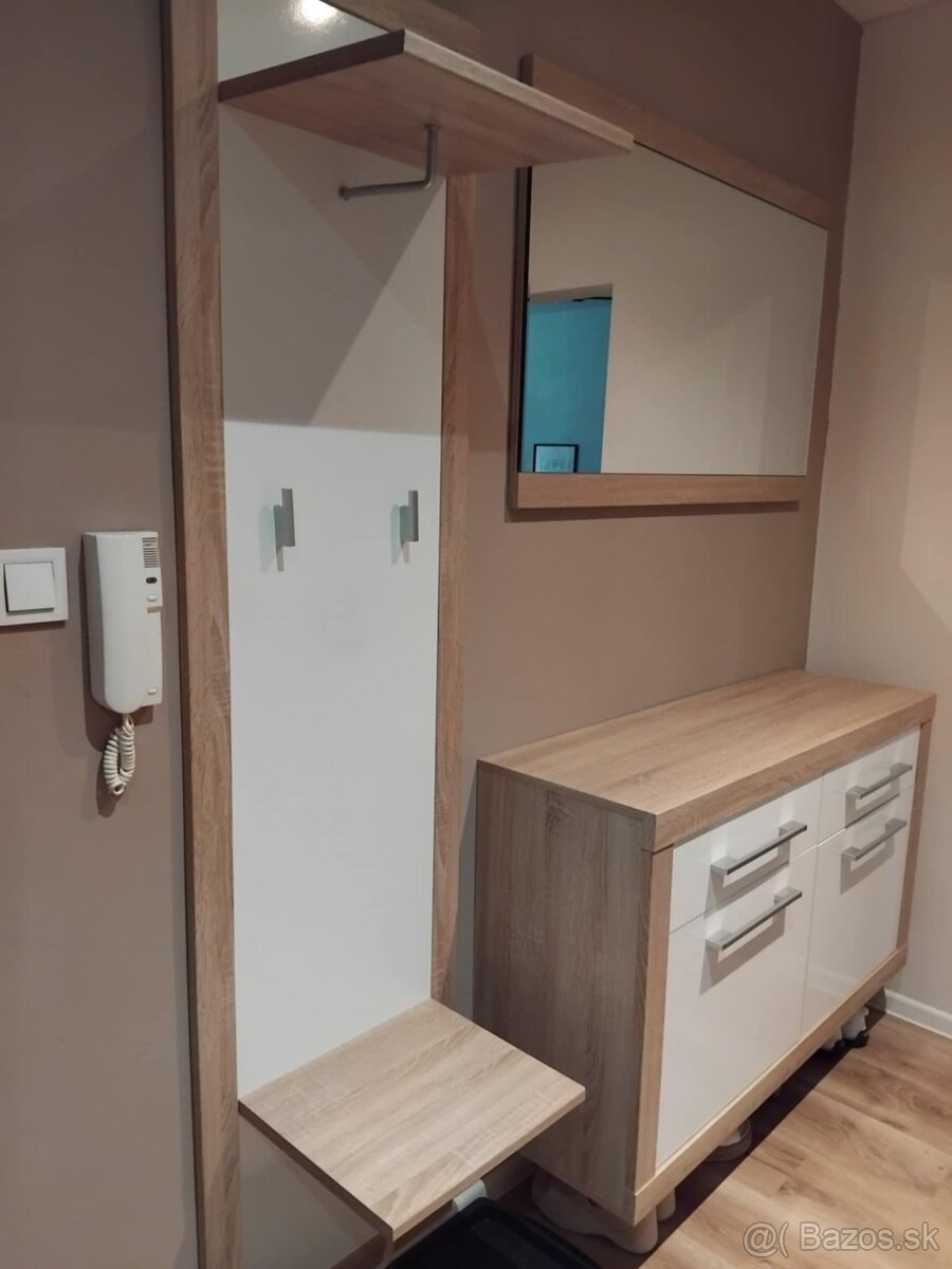Predám komodu, zrkadlo a vešiakovú stenu