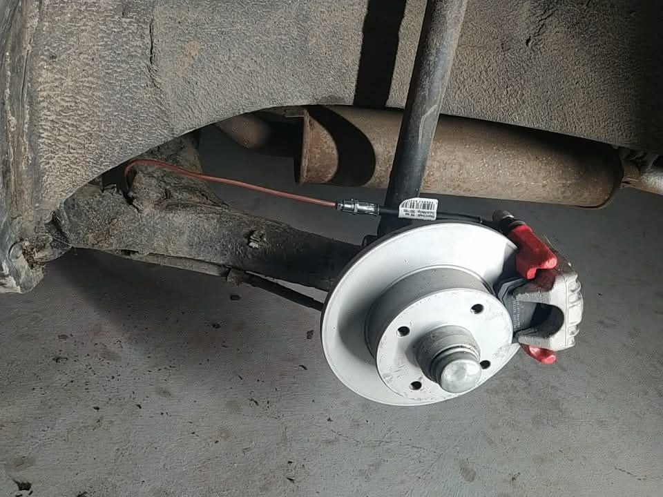 Predám držiaky zadných kotucovych bŕzd vw golf mk2 mk3