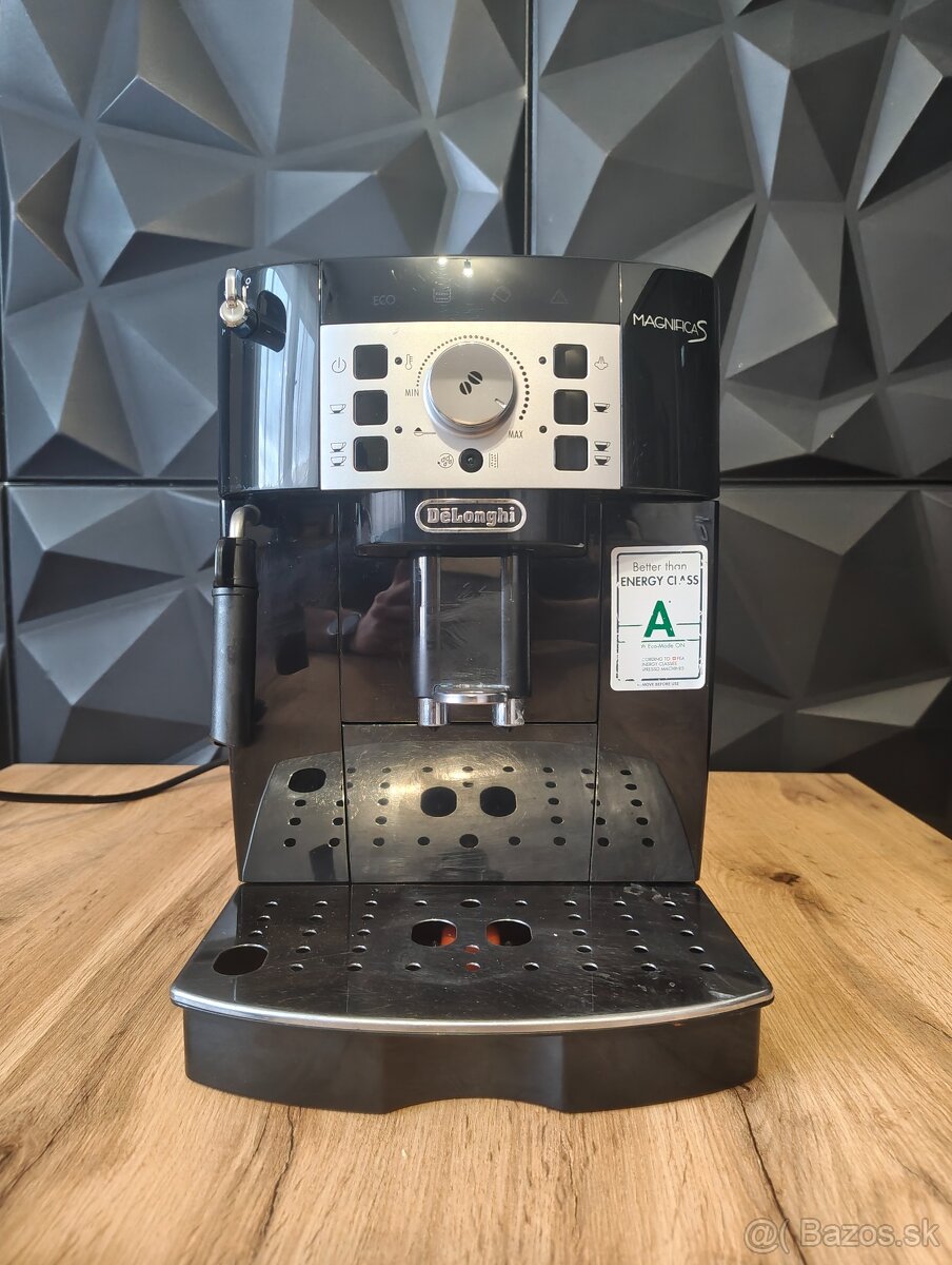 Automatický kávovar de'longhi magnifica s