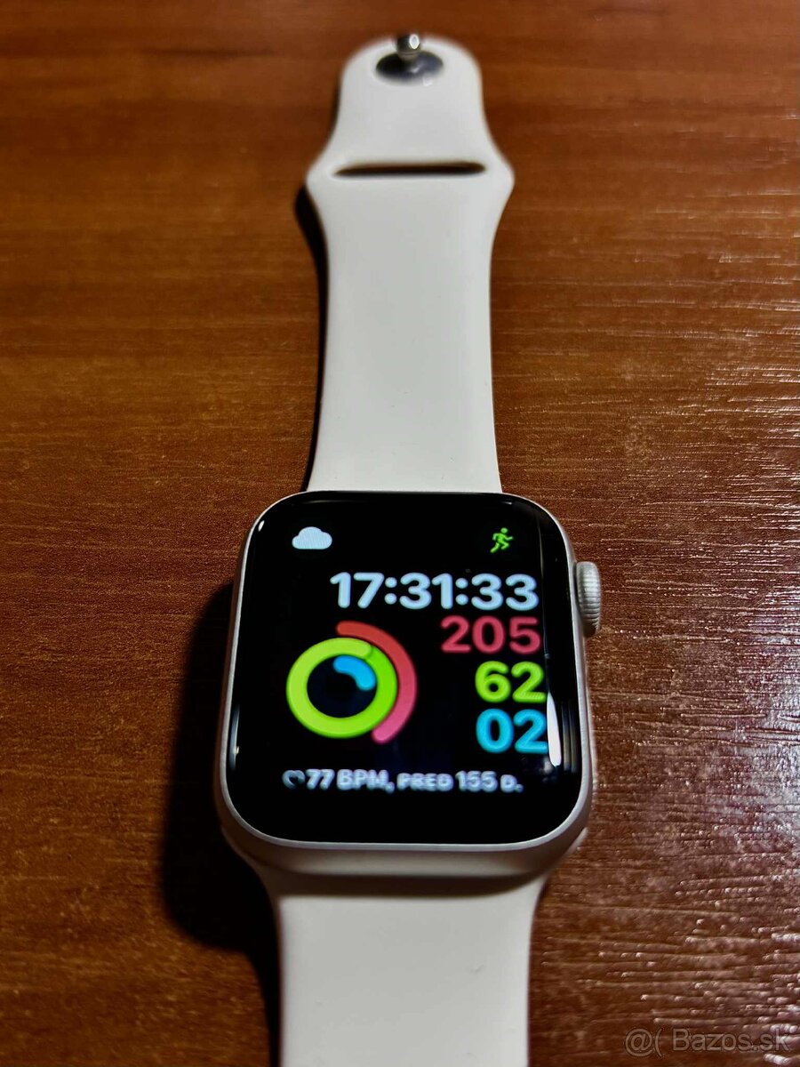 Apple Watch Series 6 (GPS + Cellular) – 40 mm – strieborno-b