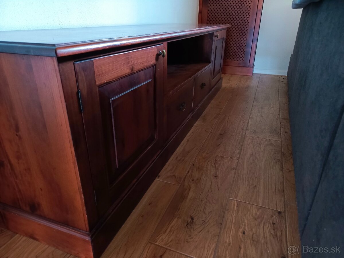 TV stolík z akáciového masívneho dreva