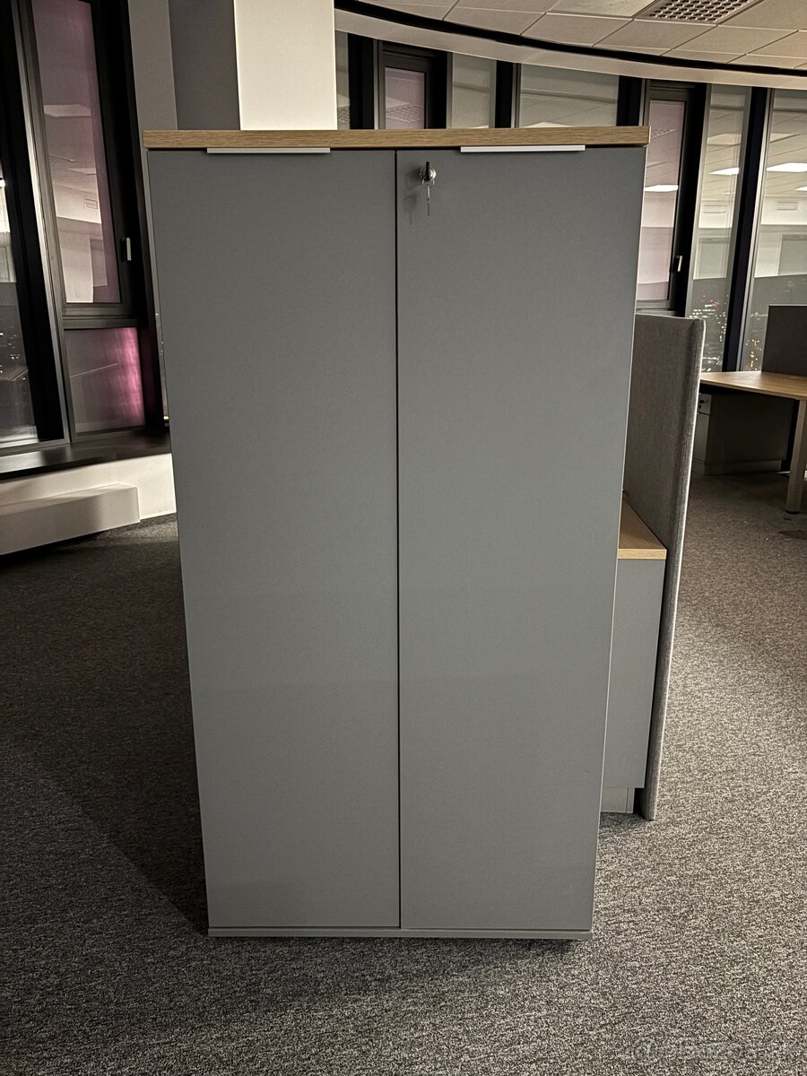 Skrinka sivá so zámkom - 8 kusov