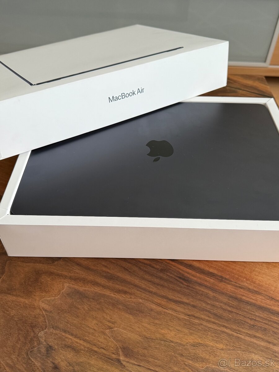 MacBook Air M3 15” Black iStores záruka