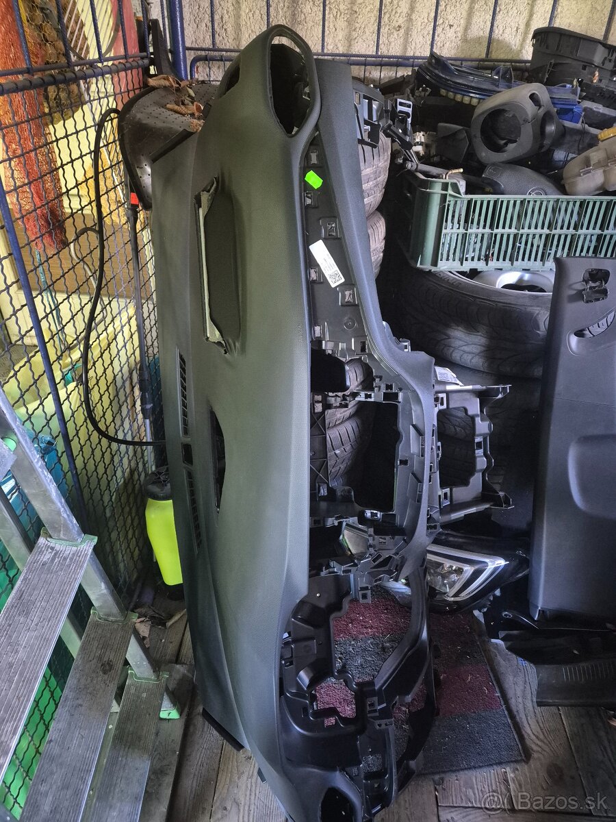 Opel Crossland X doska, airbagy a pasy po vystreleni
