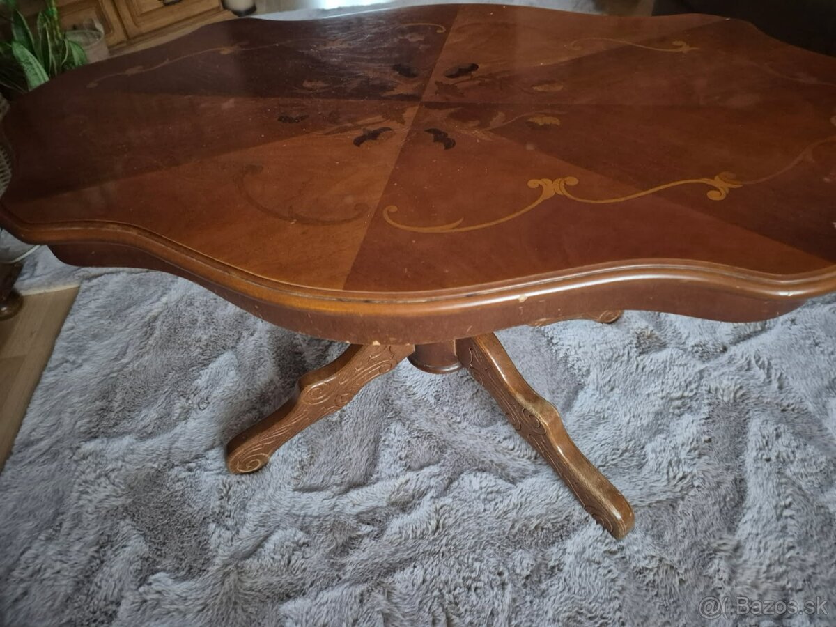 Konferenčný stolík s tvarovanou dyhovanou doskou