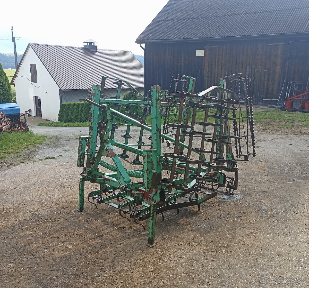 Kombinator kultivátor s drviacimi valcami nemecky skladacie