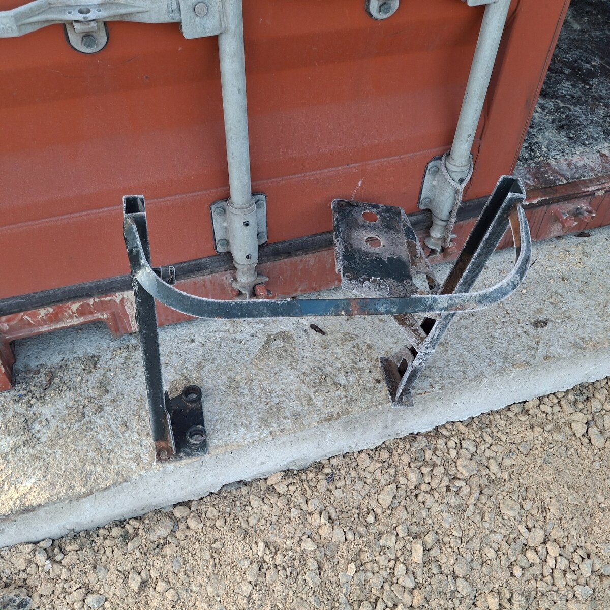 Držiak kapotaže a servo nadržky na zetor