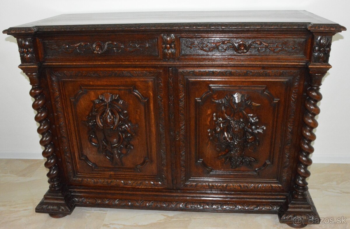 Starožitná komoda s loveckými motivy - dub masiv
