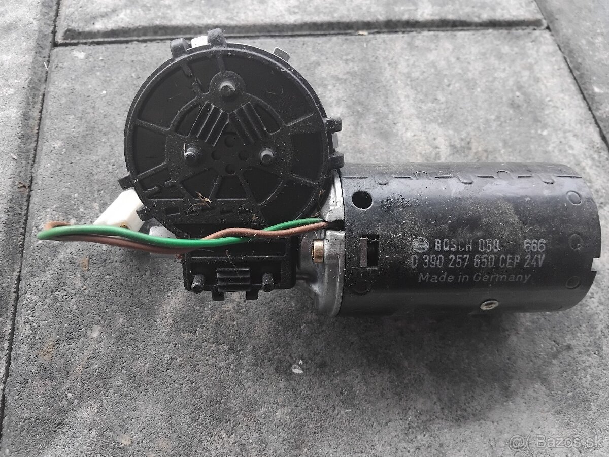 Motor predneho stierača