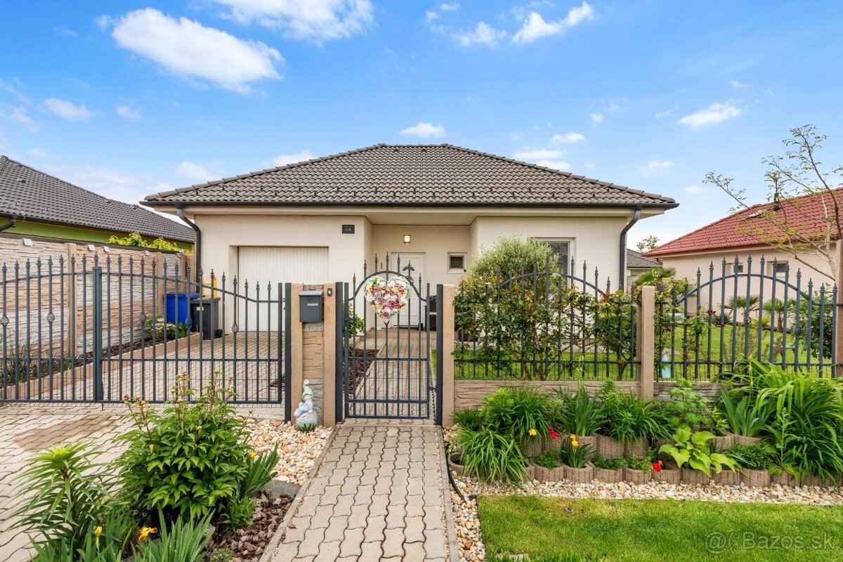 PREDAJ-Moderný 4-izbový bungalov s bazénom - RAJKA
