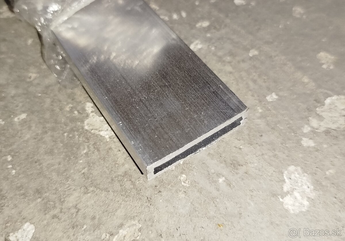 Hliníkový profil 40 mm x 10 mm x 3100 mm