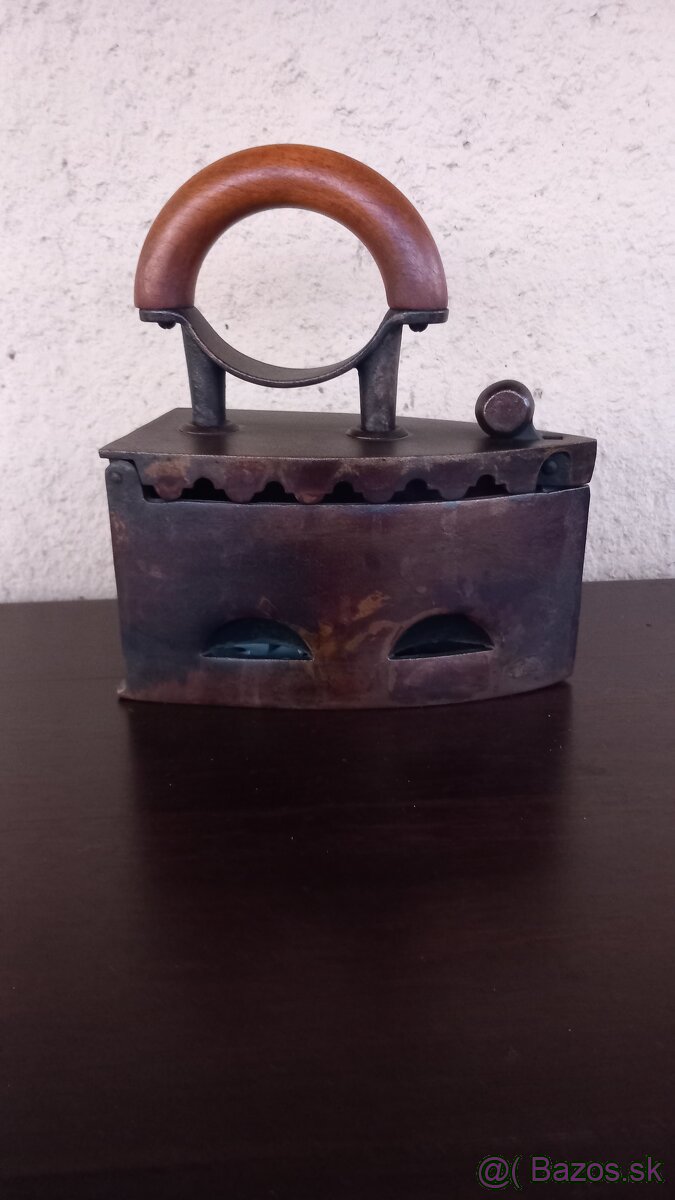 Starožitná žehlička