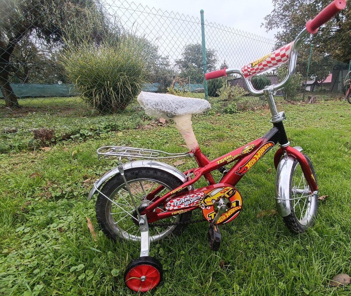 Detský bicykel s pomocnými kolieskami