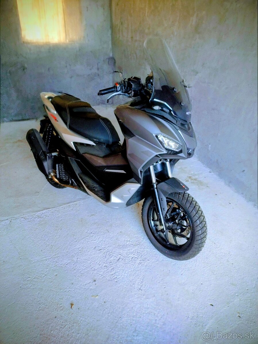 Aprilia SR GT 200