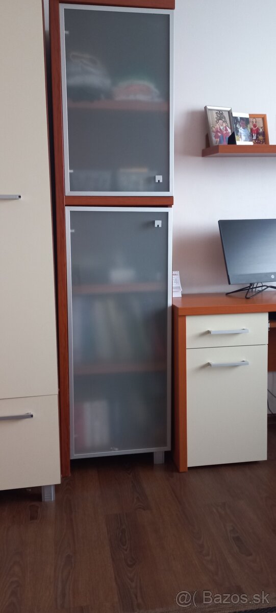 Nabytok a pisaci stolik