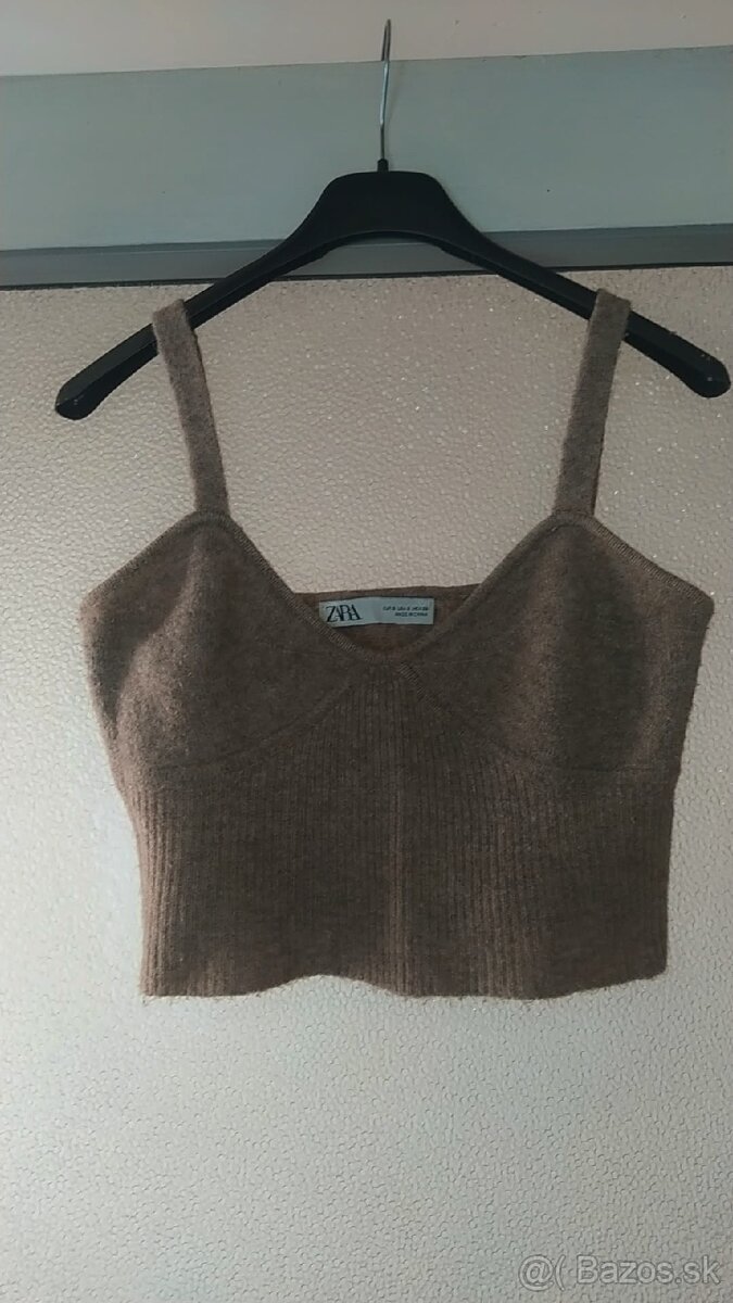 Čierne tielko a hnedý croptop