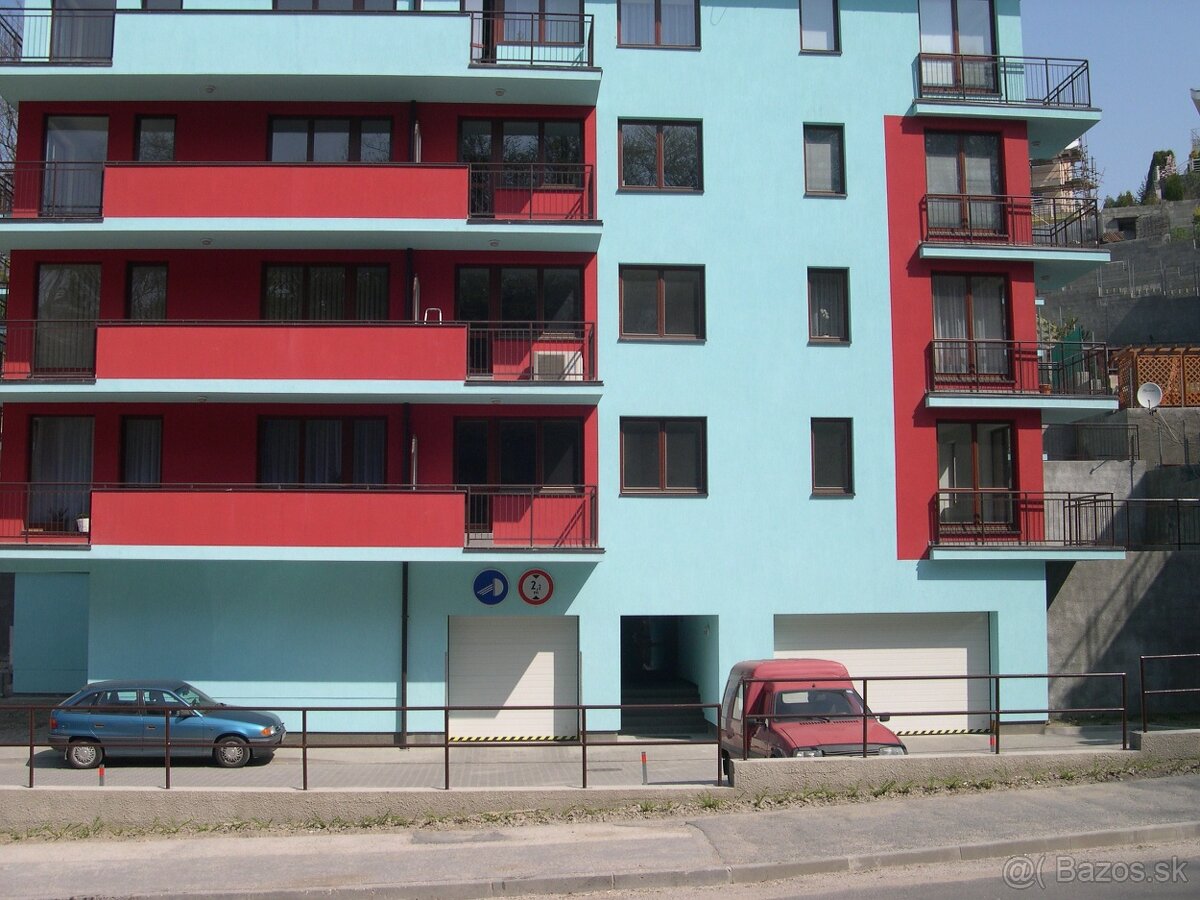 PONÚKAME NA DLHODOBÝ PRENÁJOM 3-izbový byt s 80 m2 terasou