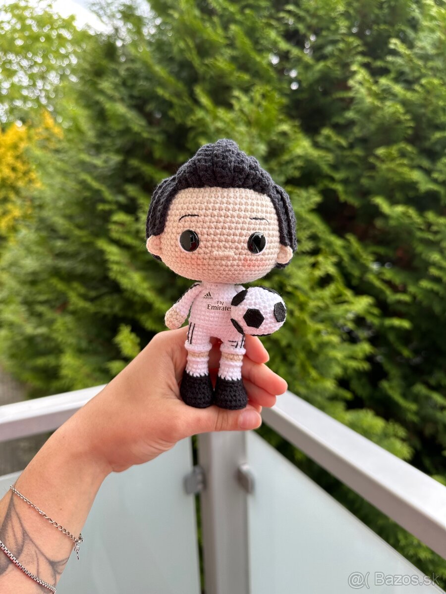 Ručne háčkovaný futbalista hačkovana hračka / postavička
