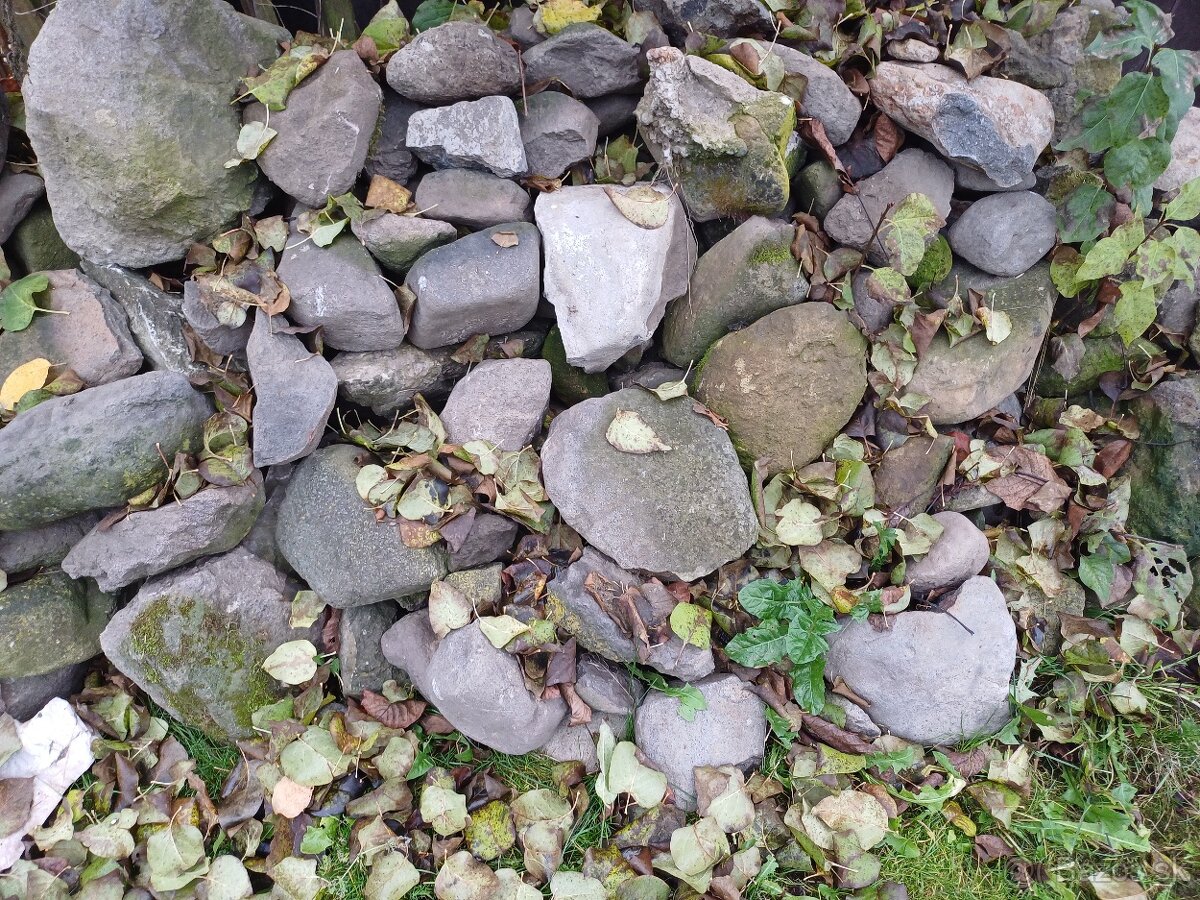 Kamene/stavebný materiál/dekorácia