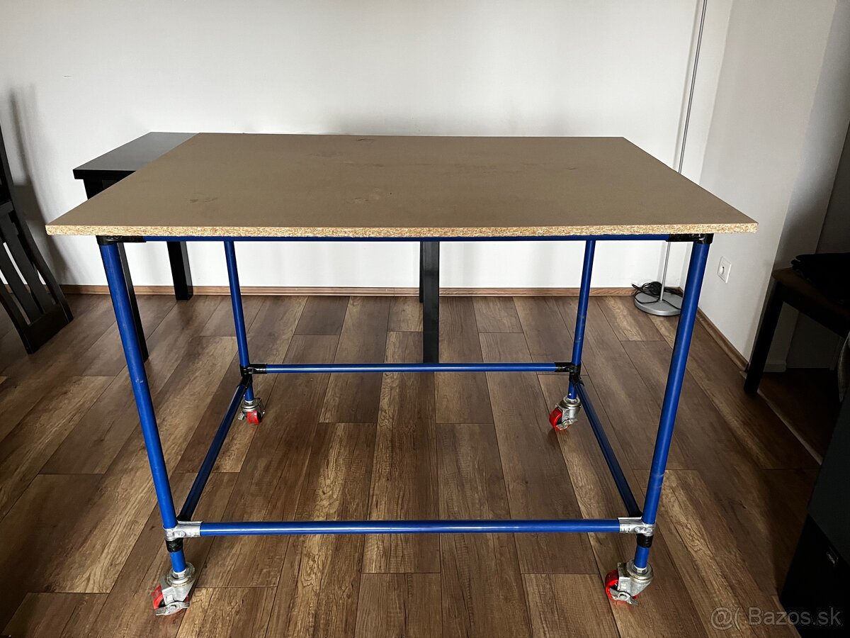 Pevny kovový pracovný stôl ponk