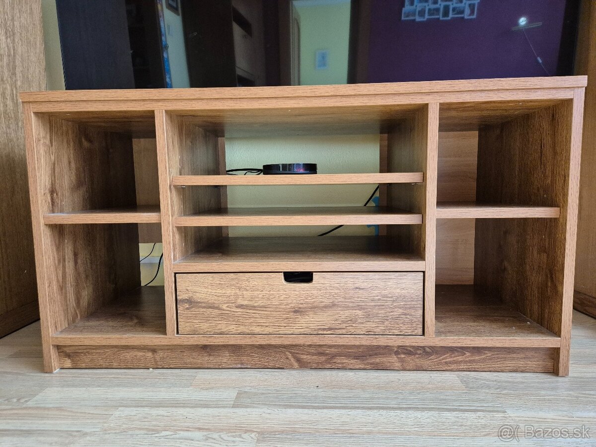 Stolík pod televízor