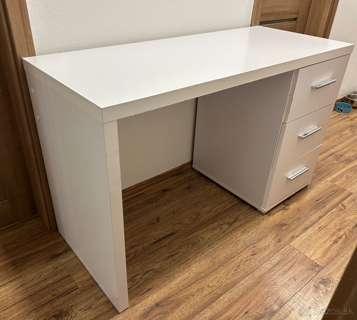 Písací stôl so šuflíkmi