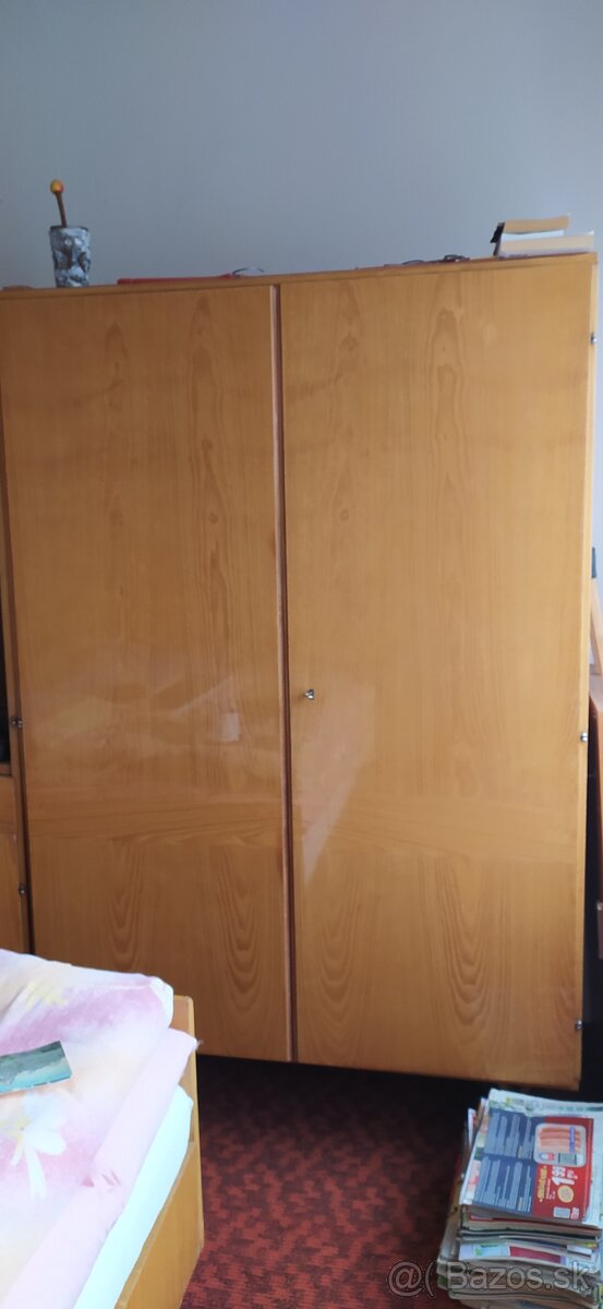 svetlý zachovalý nábytok