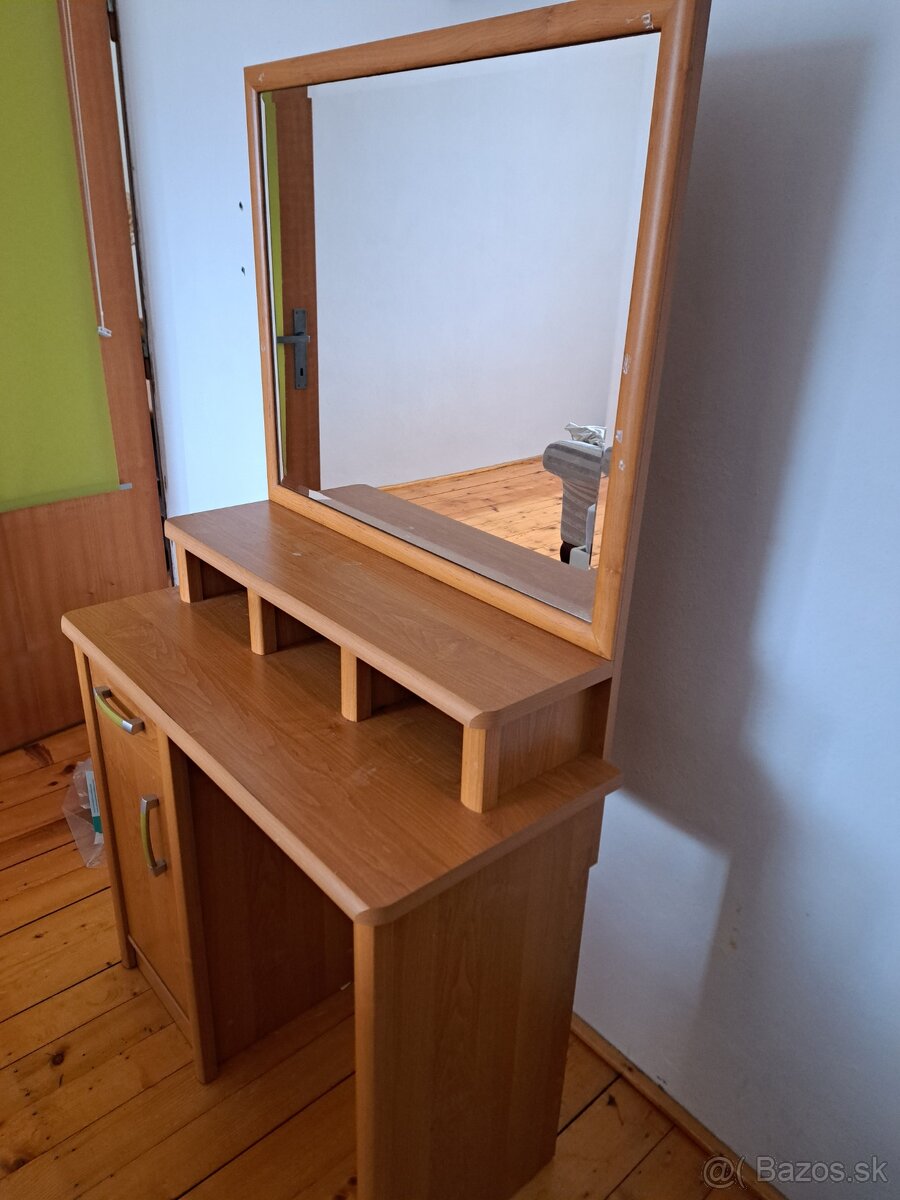 Toaletný stolík