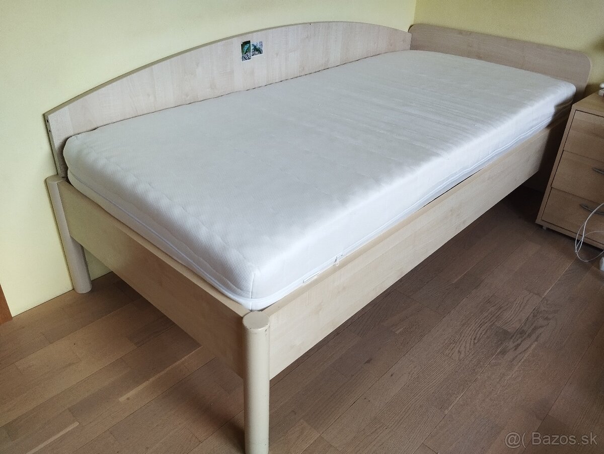 Predám postel s roštom a matracom 200x90