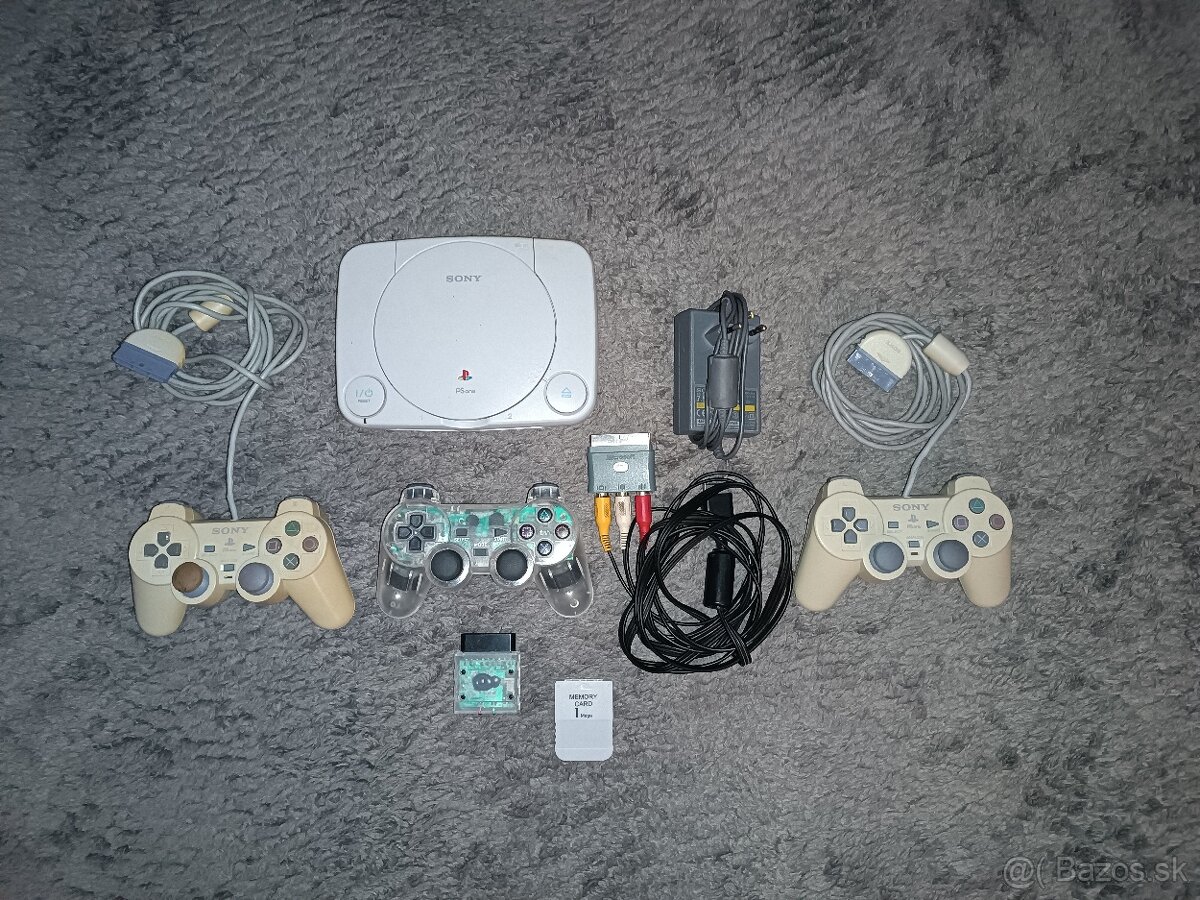 PlayStation One (PS1) + 3 ovládače + pamäťová karta