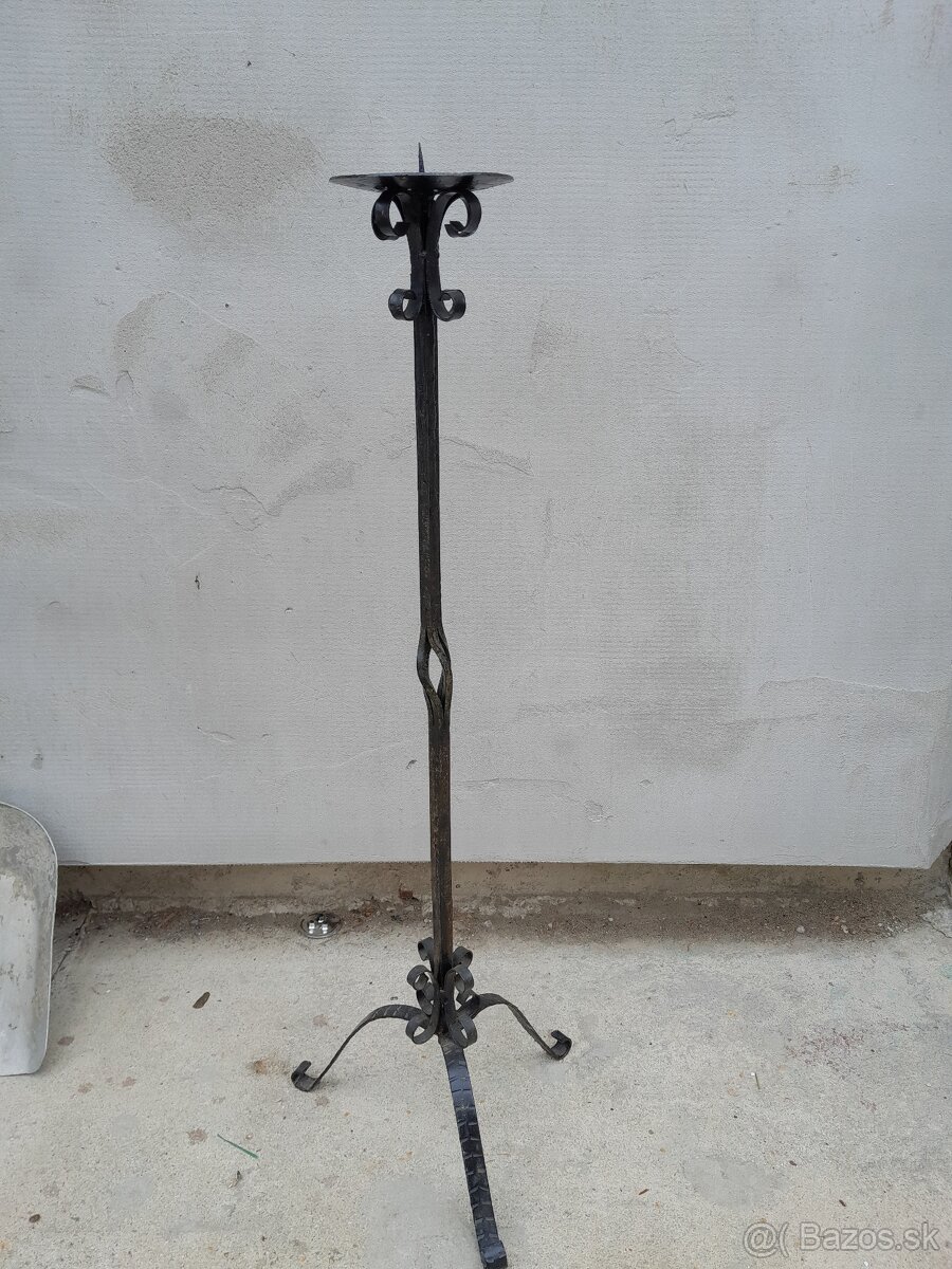 Predám kovaný svietnik