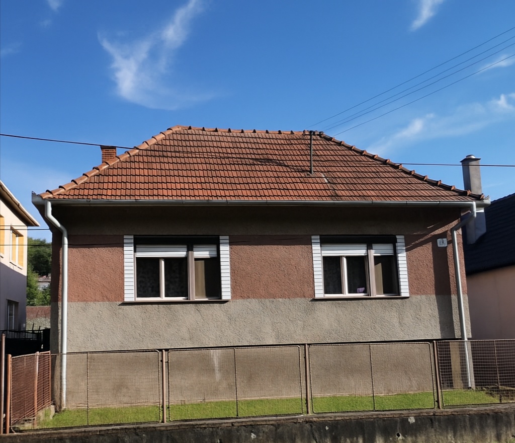 Dom pri minerálnom prameni, s potokom na konci záhrady