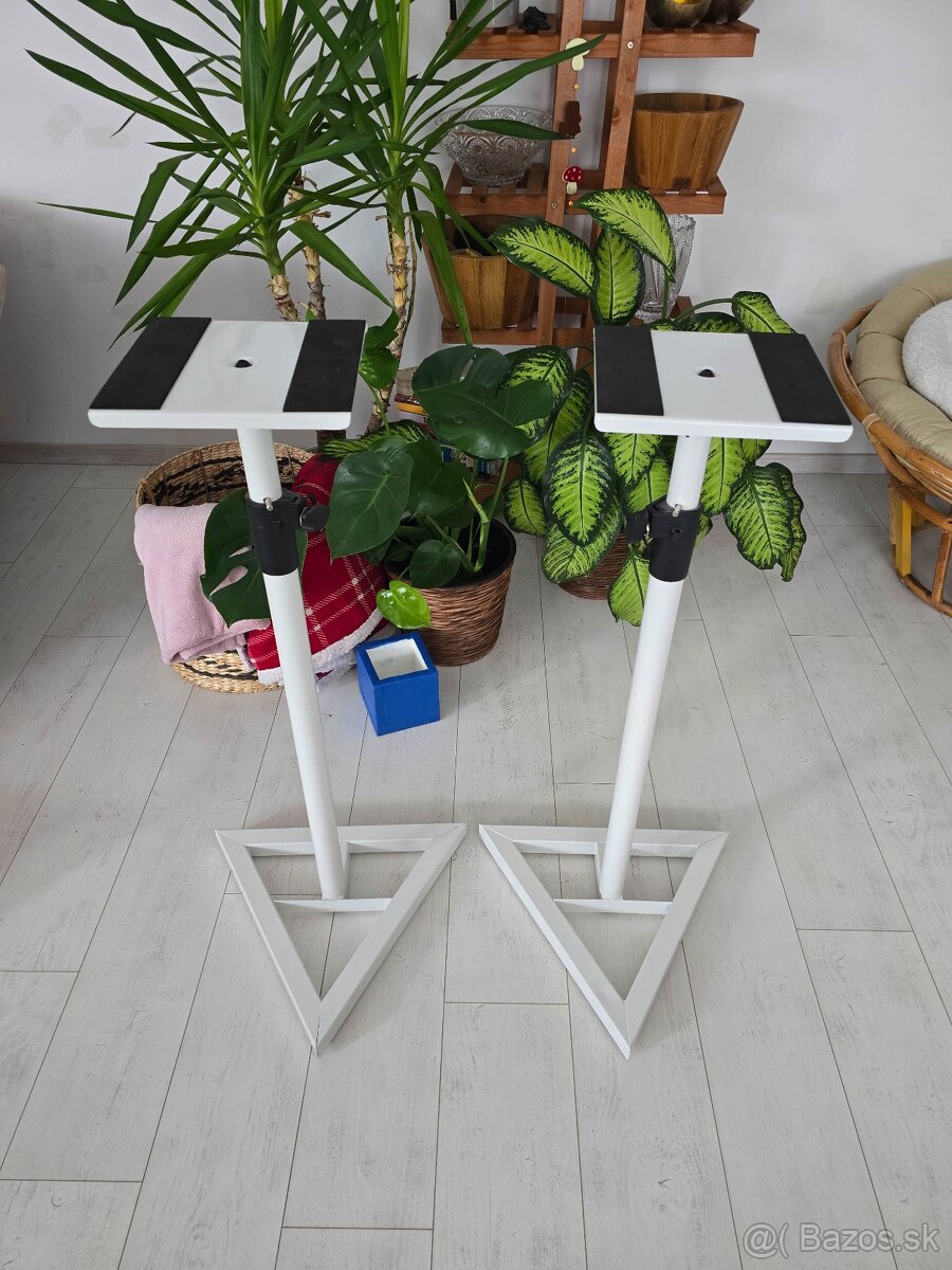 Stojany na studiove regalovky