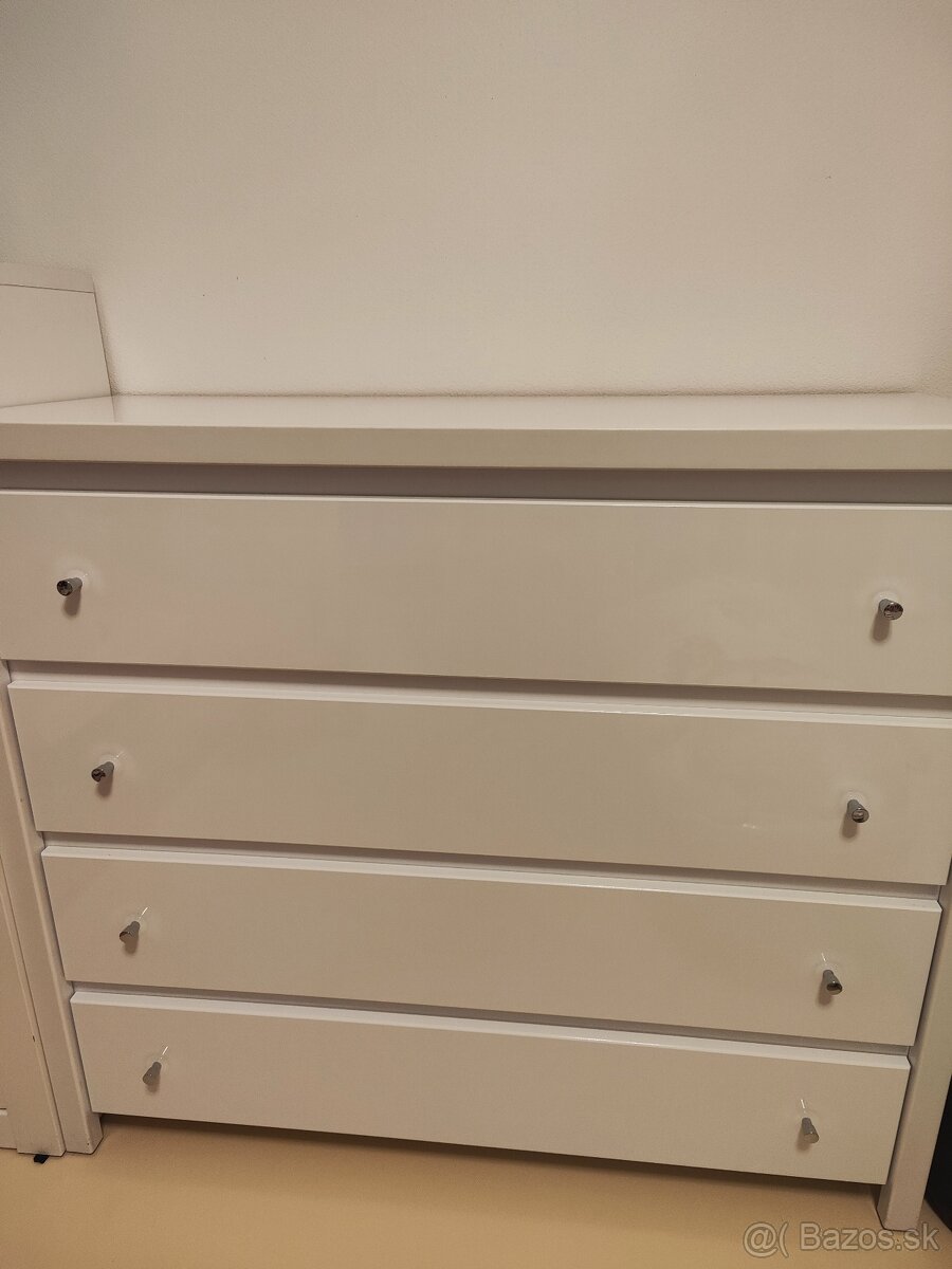 Biela lesklá komoda