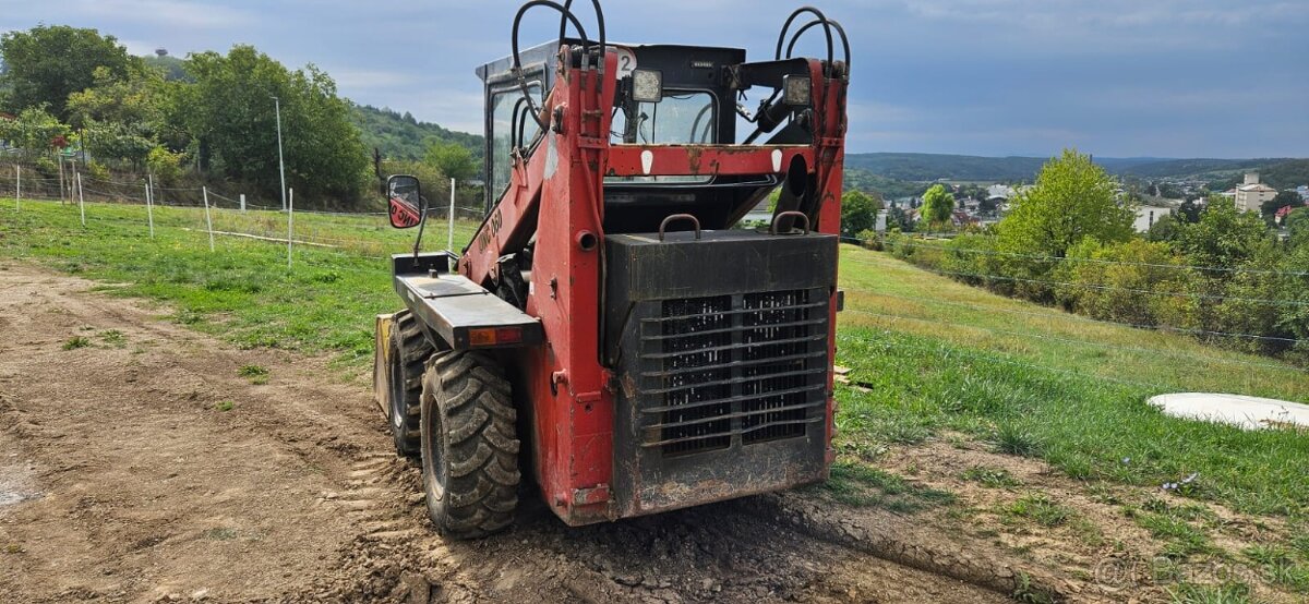 Smykom riadený nakladač Unc 060