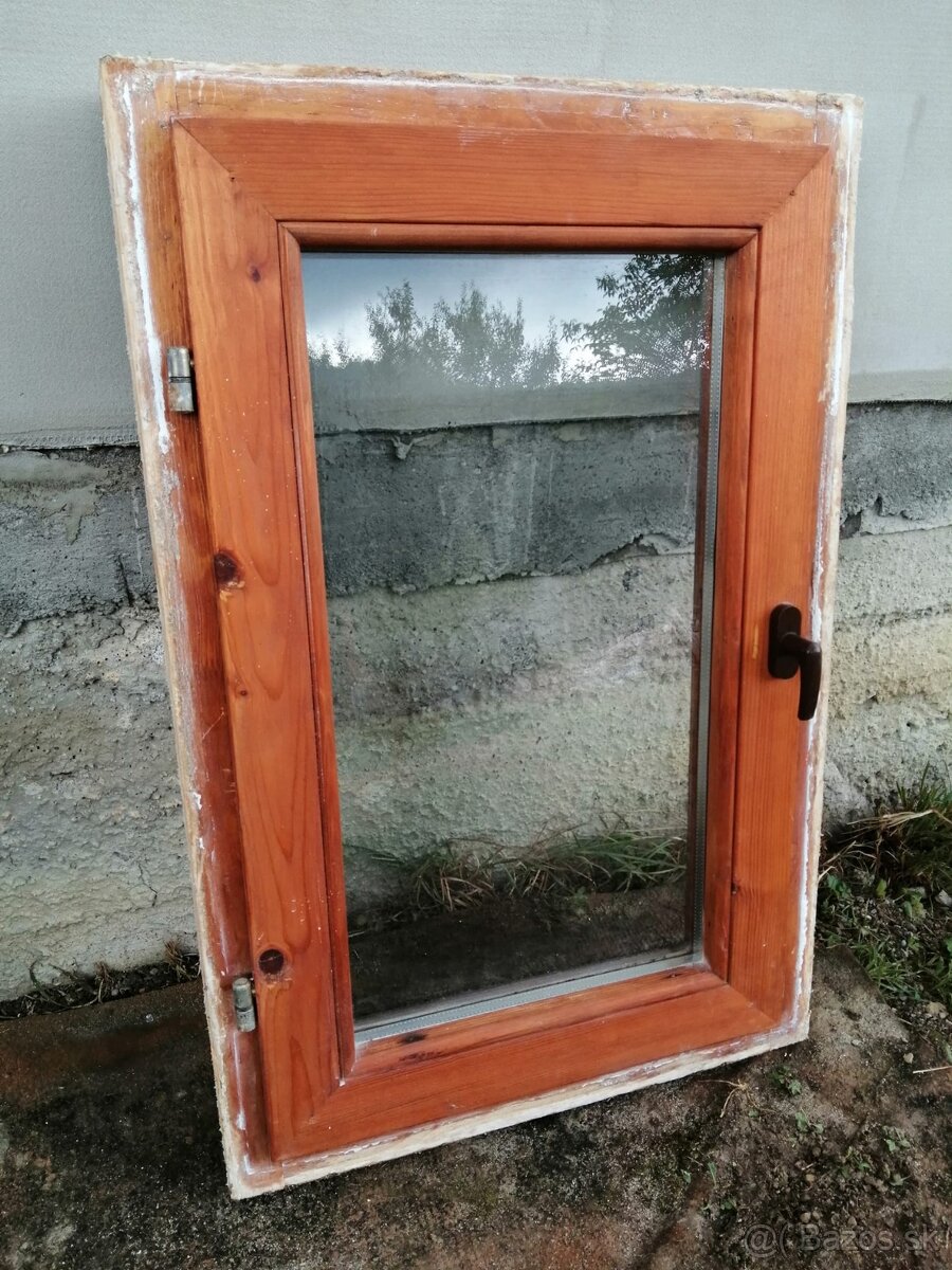 Okno s rámom, masiv