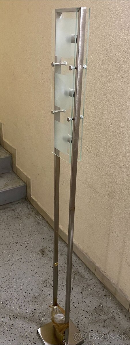 Predám modernú stojacu lampu so skleneným a kovovým dizajnom