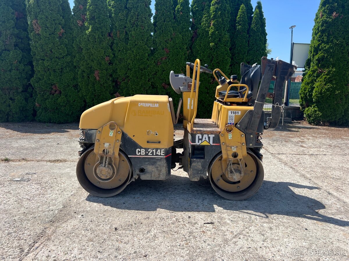 Vibrační válec CAT CB 214 – hmotnost 2,4t – motor Perkins