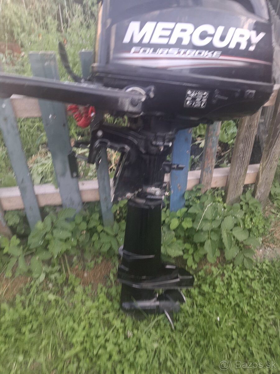 Zavesny lodny motor Mercury.