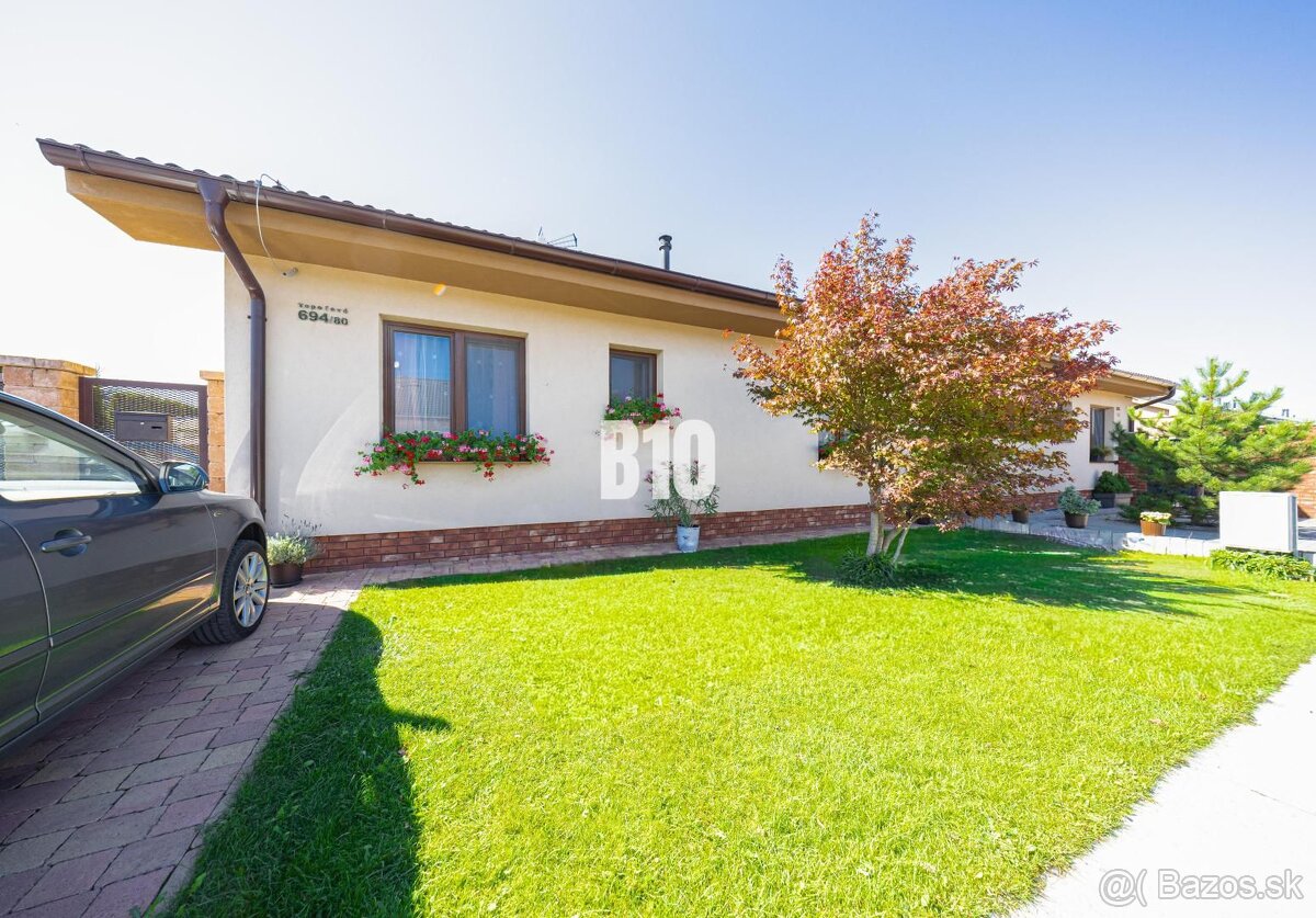 ÚTULNÝ 4 IZBOVÝ RODINNÝ DVOJDOM S BAZÉNOM A TERASOU