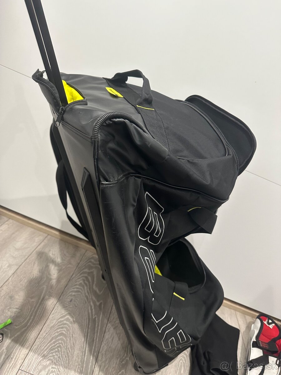 Hokejová taška Bauer na kolieskach.