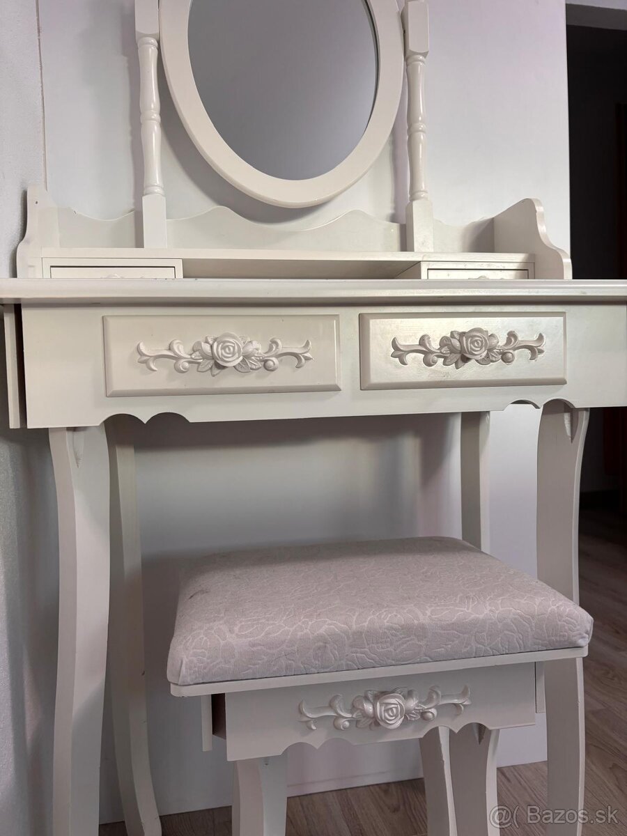 Kozmetický stolík
