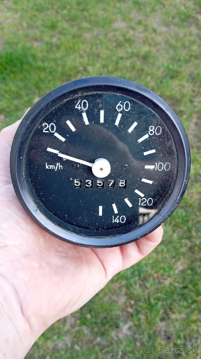 starý budík tachometer