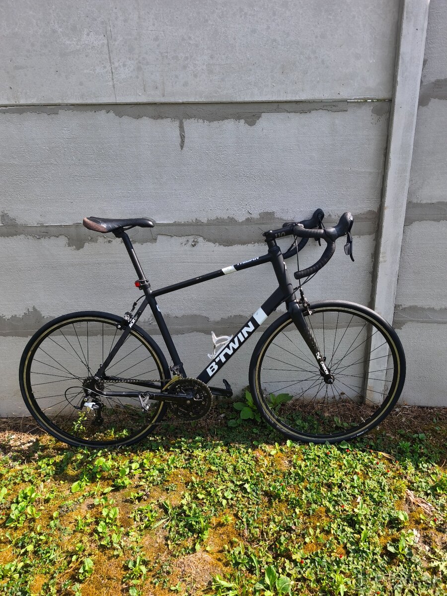 Cestný bicykel s karbón vidlicou triban 500