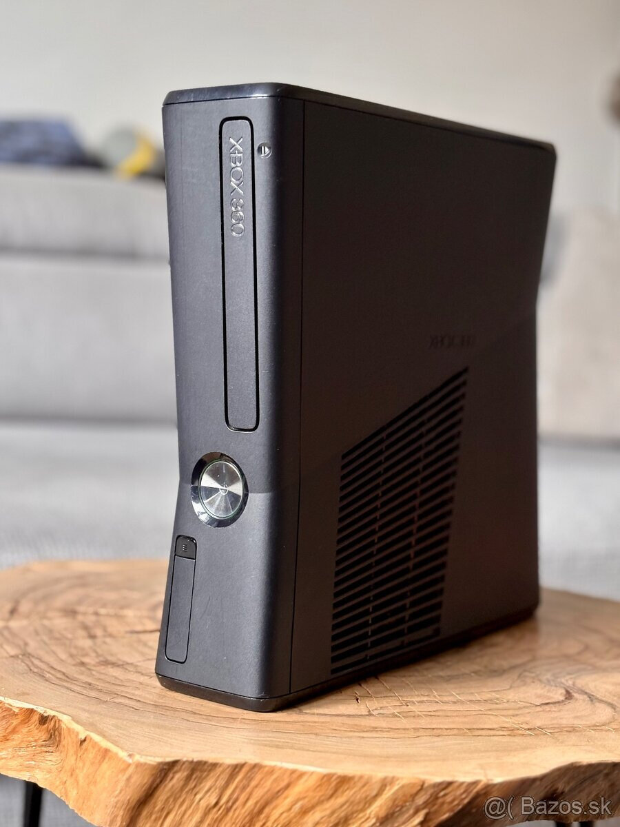 XBOX 360 SLIM - nefunkčný