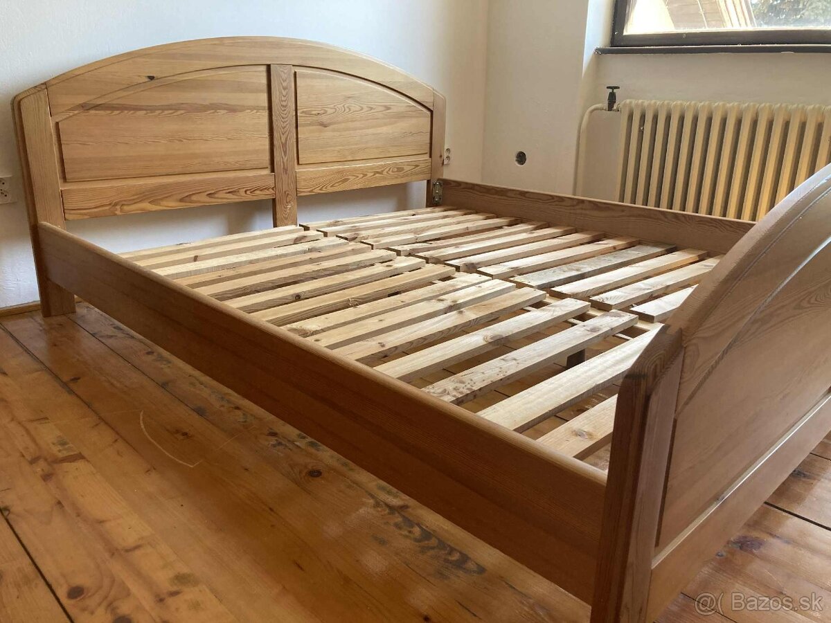 Rustikalna spalna z borovicoveho dreva