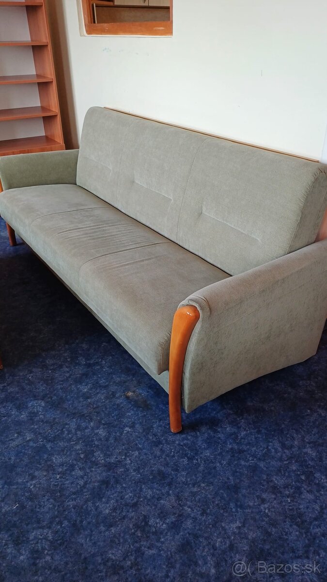 Gauč (rozkladací) + 2 kreslá + stôl zadarmo