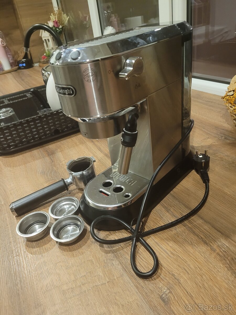 Pákový kávovar De'Longhi Dedica EC 685.BK
