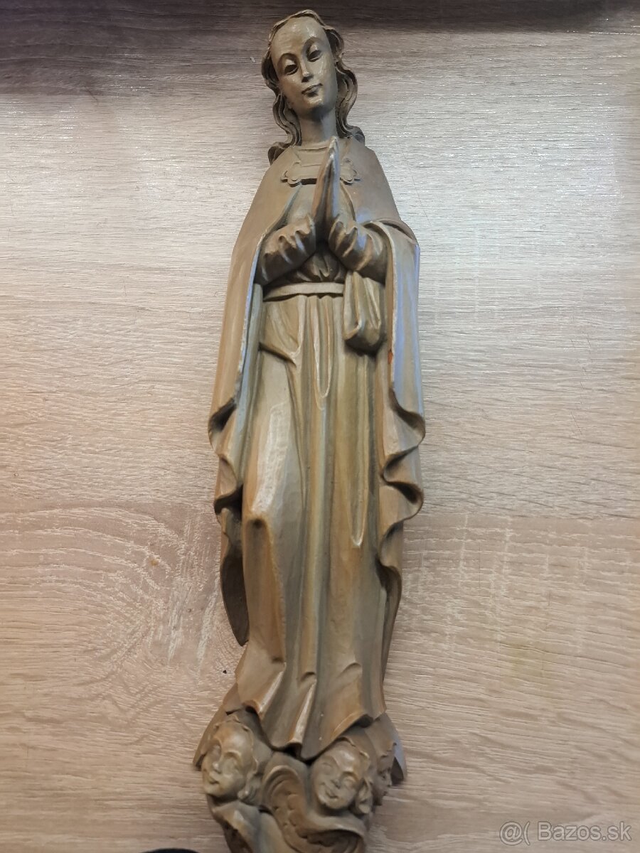 Panna Mária bohorodička soška na stenu