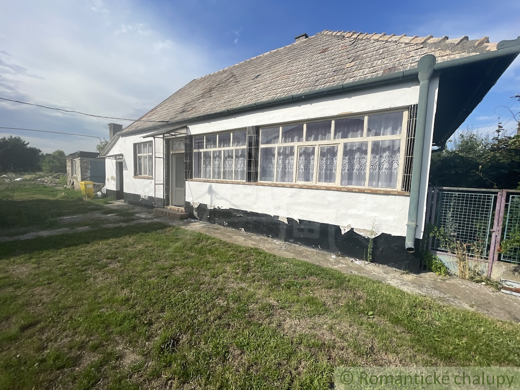 Trojizbový rodinný dom s veľkým pozemkom v Mojmírovciach –